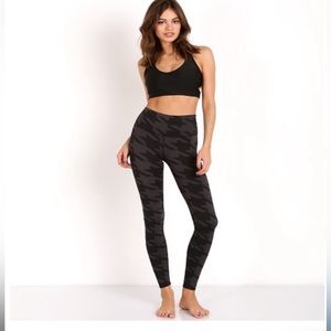Alo yoga high waist Airbrush legging black houndstooth